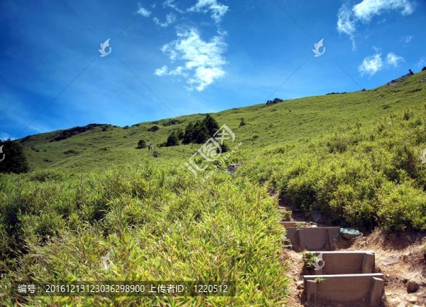 陡峭的路徑頂端的山峰