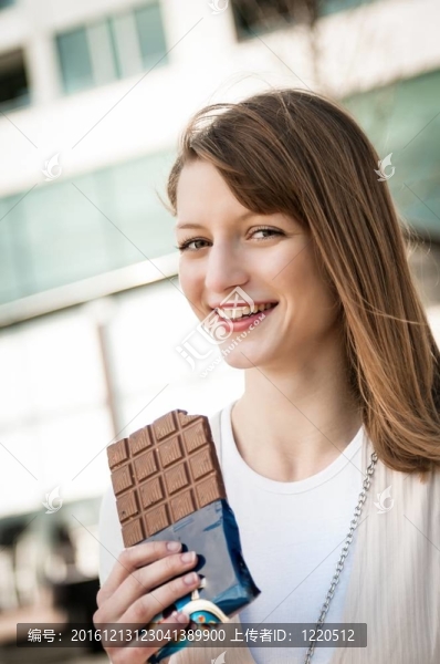 年輕女人吃巧克力