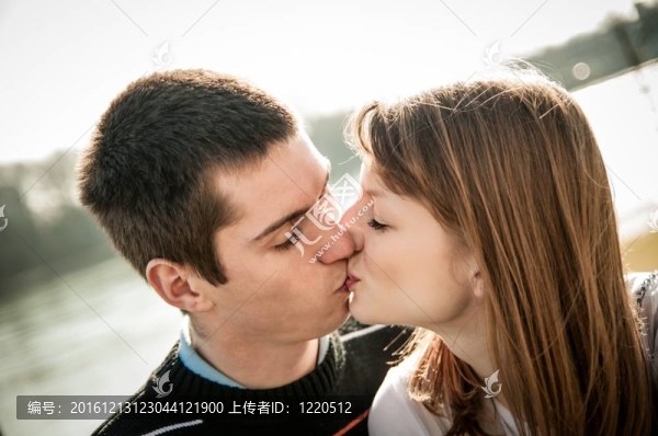 戀愛中的年輕情侶