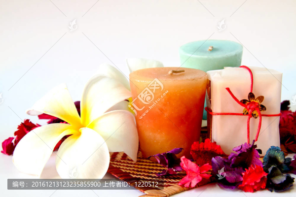 帶有花和蠟燭的水療產(chǎn)品