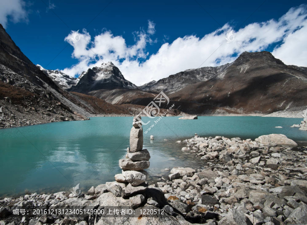 平衡：石棧和神圣的湖附近的Gokyo