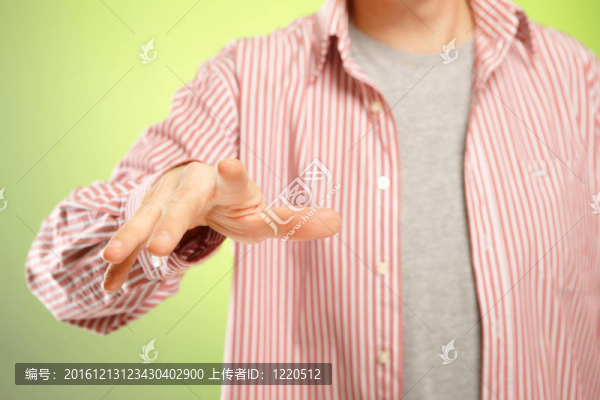 男子指著