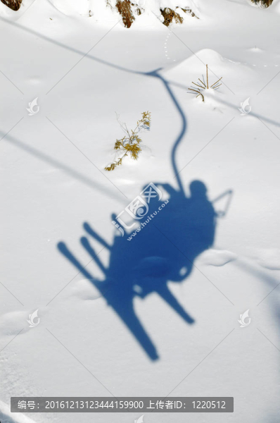 滑雪滑雪纜車的影子