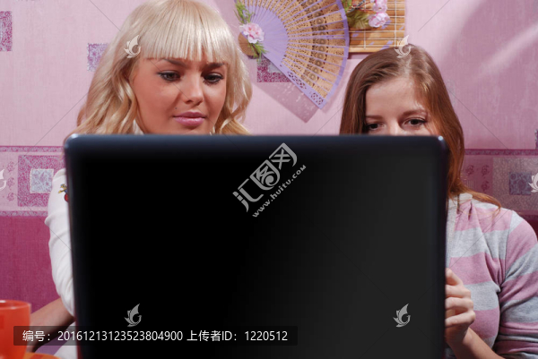 兩個帶筆記本電腦的女人