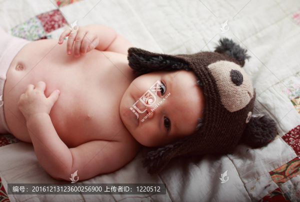 六個(gè)月大可愛寶寶在帽子里