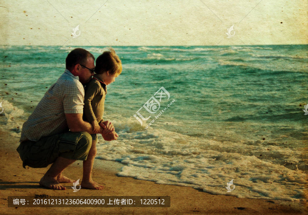 孩子與他的父親在海上。照片中的舊彩色圖像風(fēng)格。