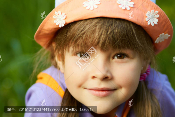 一個(gè)戴帽子的女孩的肖像