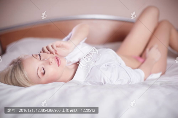 美麗性感性感金發(fā)女郎躺在床赤裸