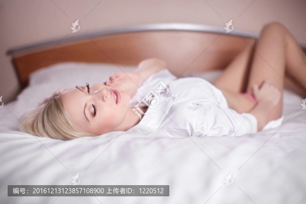 美麗性感性感金發(fā)女郎躺在床赤裸