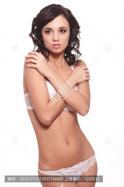 一位年輕的年輕女性在白色背景中穿著白色內(nèi)衣