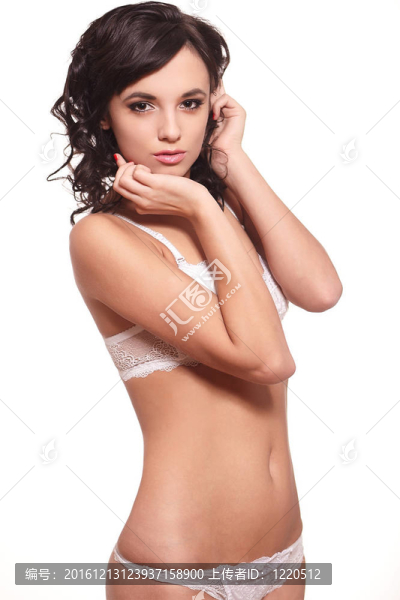 一位年輕的年輕女性在白色背景中穿著白色內(nèi)衣