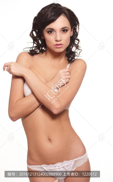 一位年輕的年輕女性在白色背景中穿著白色內(nèi)衣
