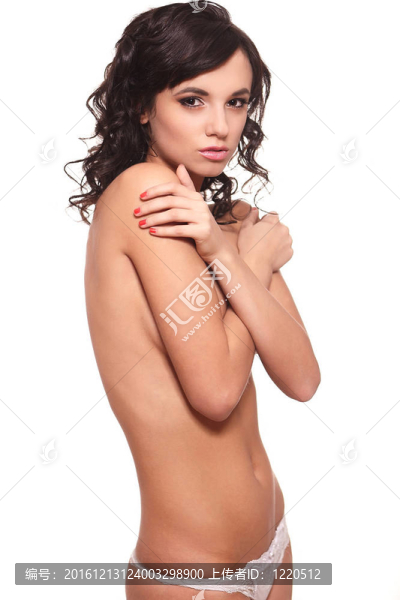 一位年輕的年輕女性在白色背景中穿著白色內(nèi)衣