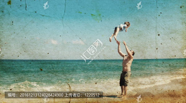 爸爸和兒子一起在海灘上玩。舊圖像風(fēng)格照片。