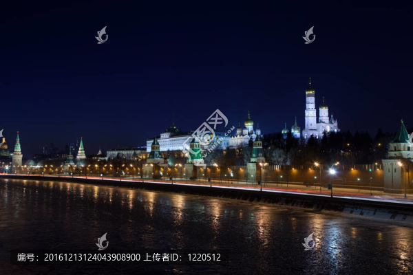 克里姆林宮和莫斯科河在冬天的夜晚。俄羅斯