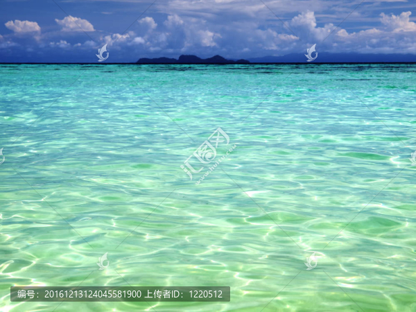 明亮清澈的綠寶石海