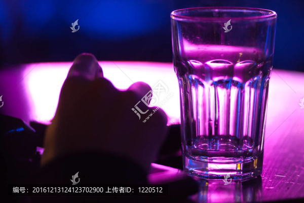 空杯和手