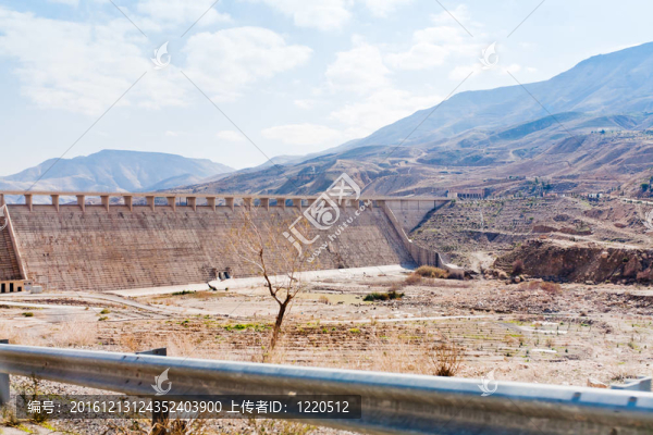 瓦迪-拉赫曼大壩在山谷壁