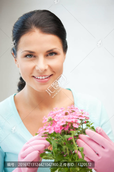 可愛的帶花的家庭主婦