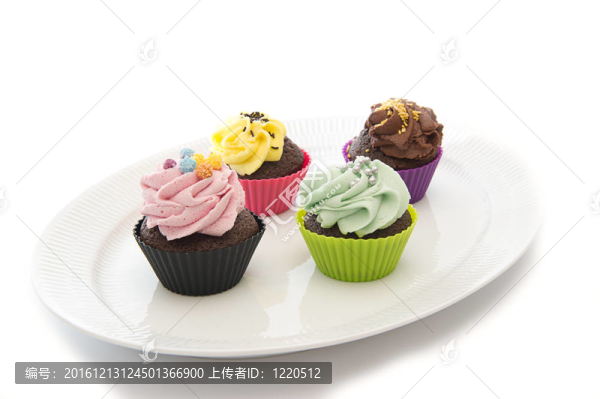 在一個白色的盤子capcakes
