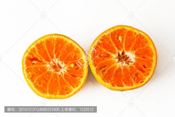 白色背景的成熟橙子