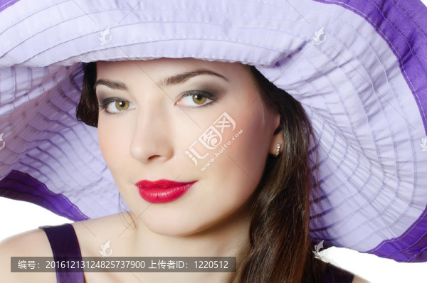 美麗的優(yōu)雅女人在一個丁香帽的肖像