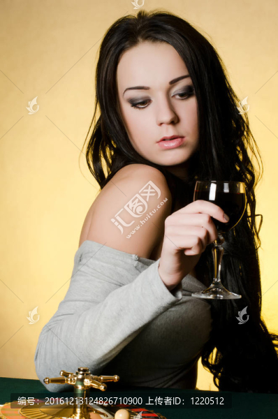 美麗的女孩與酒杯