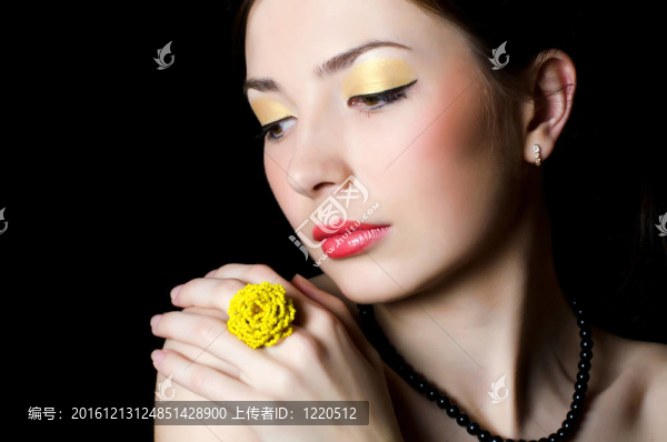 美麗的優(yōu)雅女孩與晚上化妝肖像