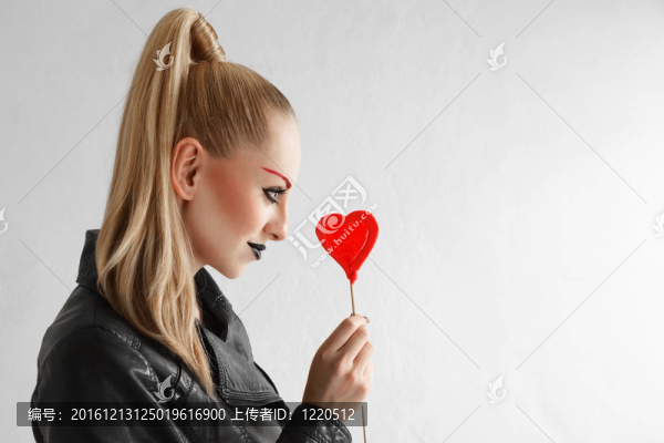 女孩用糖果