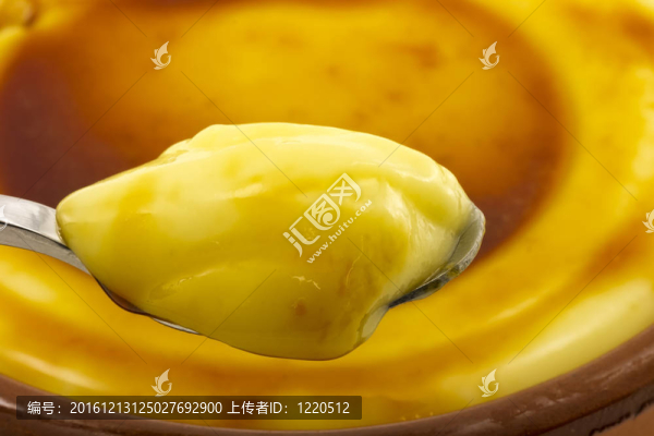 加泰羅尼亞奶油可口的甜點(diǎn)和糖烤面包；典型的加泰羅尼亞