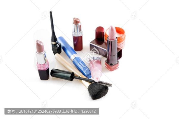 白色背景的現(xiàn)代化妝用品