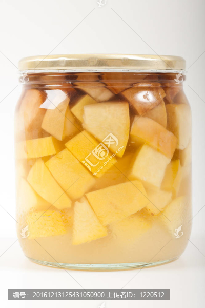 白色背景的自制桃子
