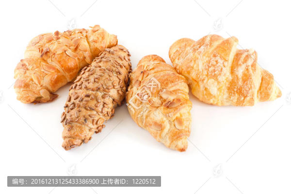 新鮮可口的白色背景牛角包