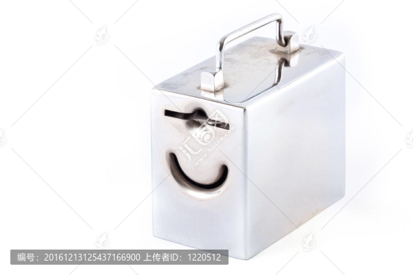 金屬盒子和硬幣在白色