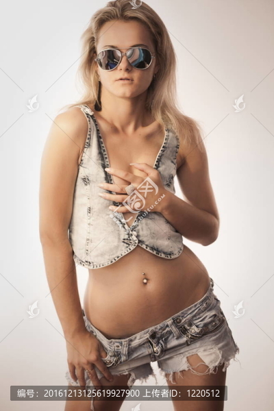 牛仔服裝的女孩