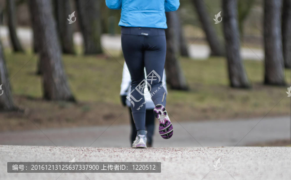 女人慢跑
