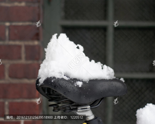 自行車鞍座上的積雪
