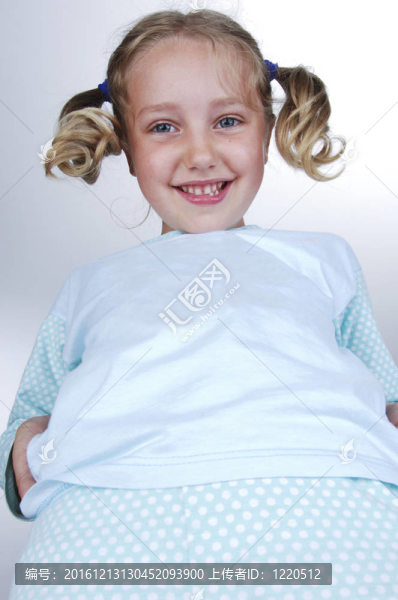 女孩穿著睡衣