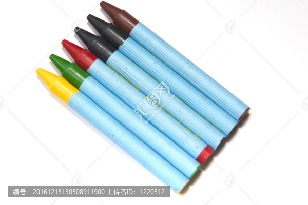 在白色背景上的蠟筆集