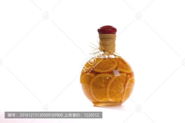 在白色背景上有黃色檸檬罐頭的異國酒瓶