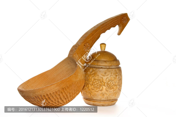 制備的尖叫聲在白色背景上的木制餐具