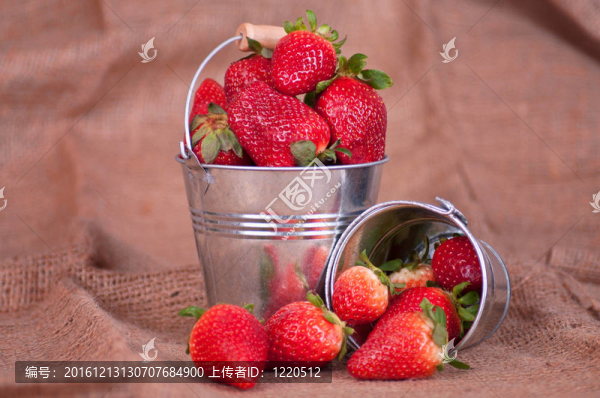 桶中的Strawberry
