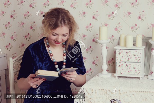 女孩讀書用蠟燭