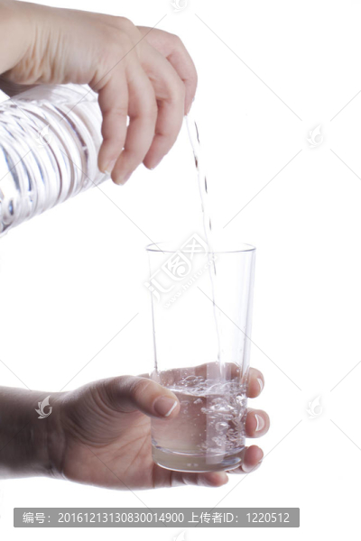 將水倒入玻璃