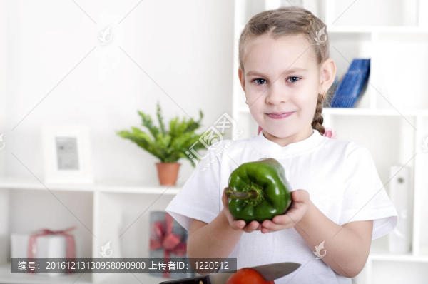 女孩煮蔬菜