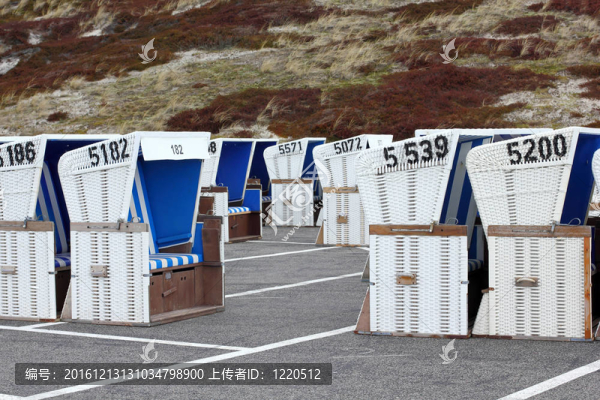 柳條沙灘椅的一個停車場，在賽季的開始