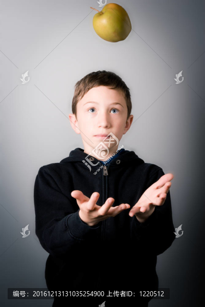 玩綠蘋果的男孩