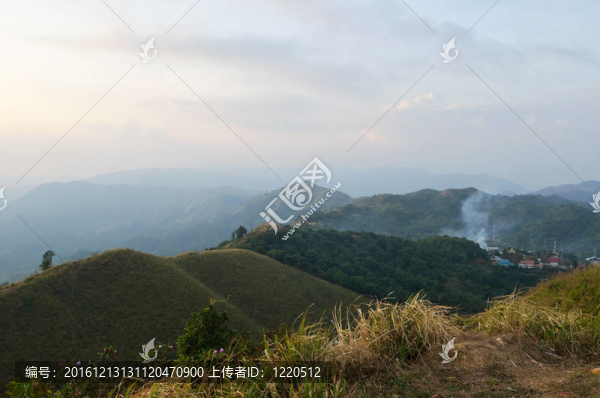 綠色的草地和多云的藍(lán)天