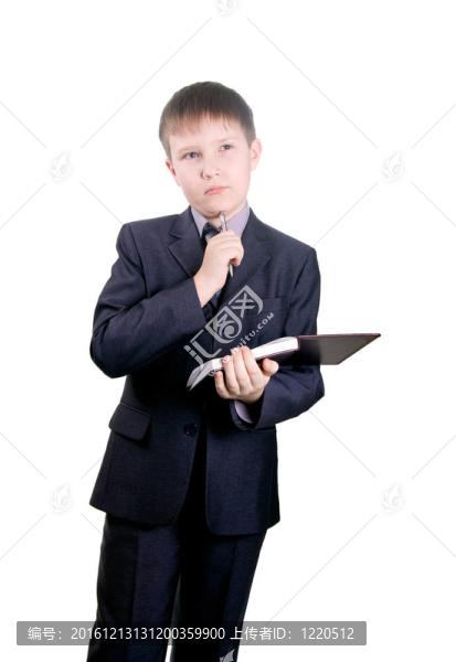嚴肅的西裝男孩