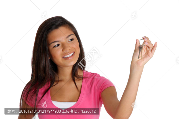 少年拿著鑰匙